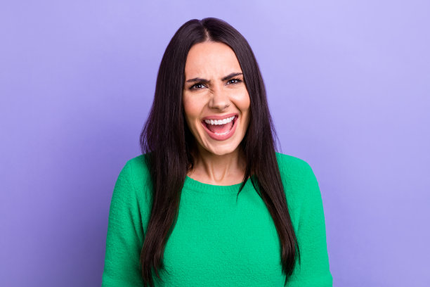 照片中不开心的疯女人大声吵闹打架与男友有问题孤立的紫色背景图片下载