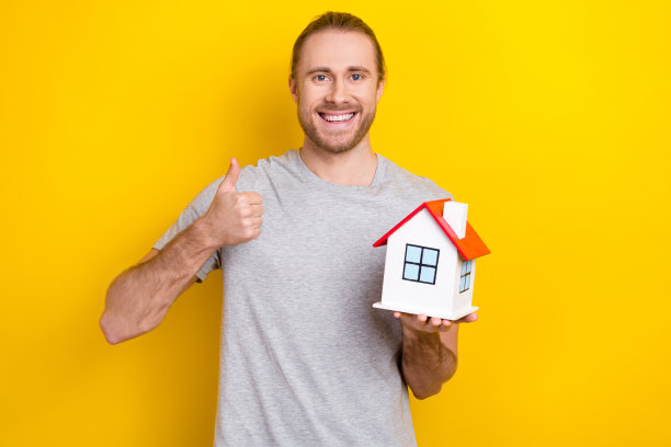 积极成功的男人穿着灰色时髦的衣服的照片大拇指不错的选择好价格孤立的黄色背景图片下载