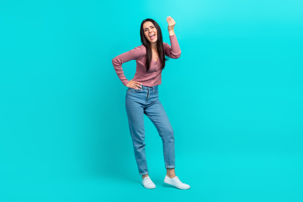 在蓝绿色的背景上，愤怒的疯女人与对手争论问题的全长照片干部强调了侵略性的情绪图片下载