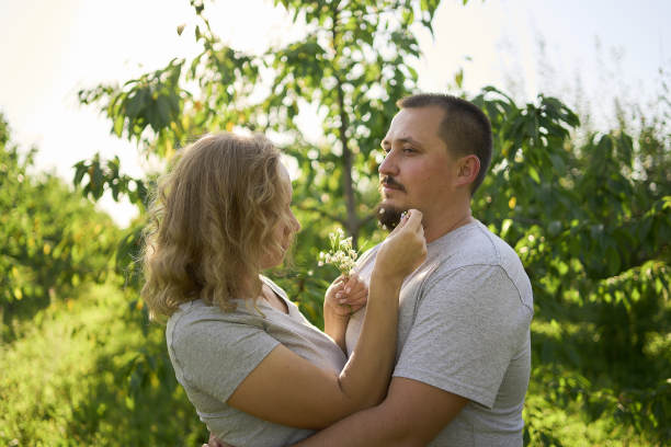 妻子把花编织在丈夫的胡子上图片下载