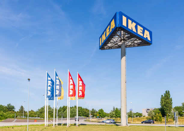 宜家的标志在三面广告牌和横幅上。图片下载