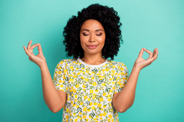 照片的梦幻漂亮的女士穿着黄色t恤享受瑜伽闭上眼睛孤立的蓝绿色背景图片下载