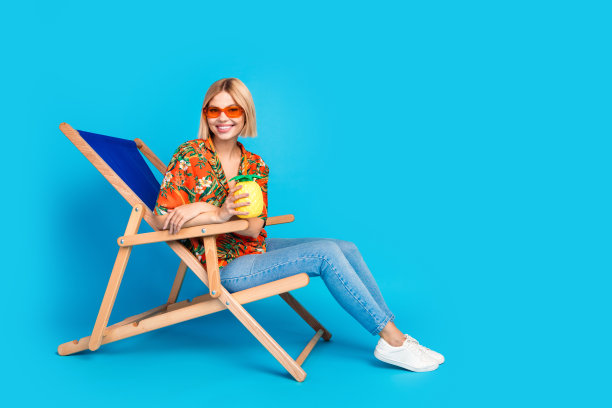 照片迷人可爱的女孩时尚的衣服太阳镜周末旅游度假空空间孤立的蓝色背景图片下载