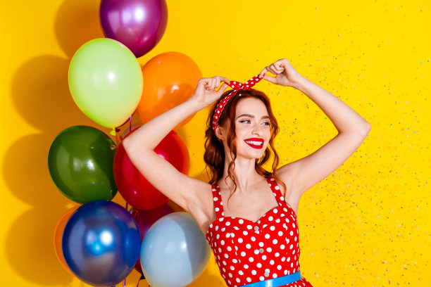迷人的开朗的女士穿着时髦的沙拉芬庆祝派对的照片，在黄色的背景上看起来空无一物图片下载