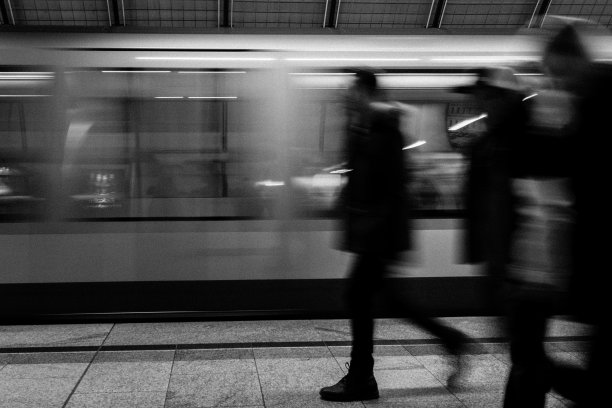 地铁站里人群的抽象模糊照片图片下载