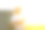 戴着白色帽子、穿着t恤、拿着笔记本电脑的农妇站在太阳能电池板旁边图片下载