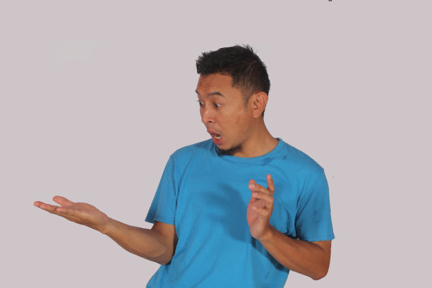 成年亚洲男子张开双手，露出震惊和害怕的表情图片下载