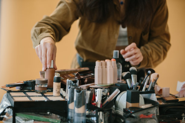 化妆师挑选化妆品的特写图片下载