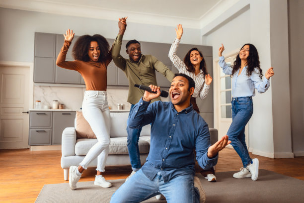 印度男子在室内与千禧一代聚会时唱卡拉OK图片下载