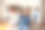 印度男子在室内与千禧一代聚会时唱卡拉OK图片下载
