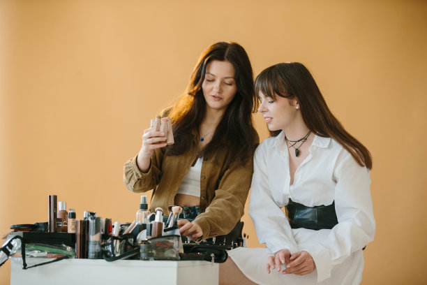 专业化妆师和模特准备拍摄照片图片下载