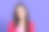 照片中开朗漂亮的女人穿着时髦的印花衣服，手臂触摸脸，在紫色的背景上看起来空无一物图片下载
