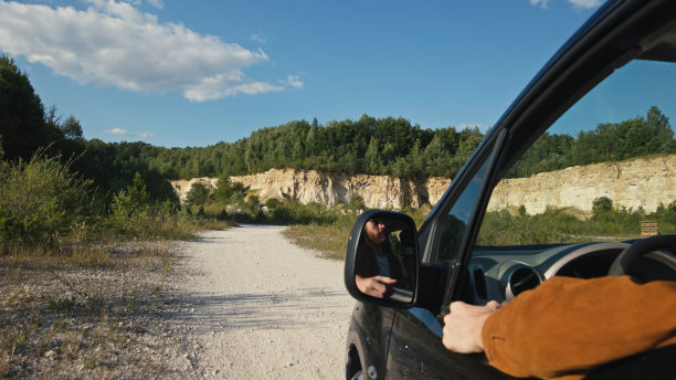 动态乘坐汽车通过越野地形图片下载