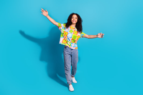 全身照片闪亮迷人的女士穿着印花t恤张开双臂拥抱你空旷的空间孤立的蓝色背景图片下载