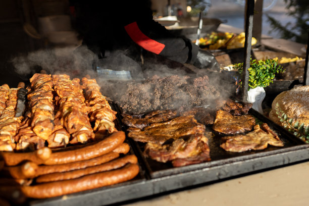 圣诞街头美食节上集市镇中心，冬季假期。出售街头烧烤食品。概念购物，节日和快乐圣诞集市。高质量照片图片下载
