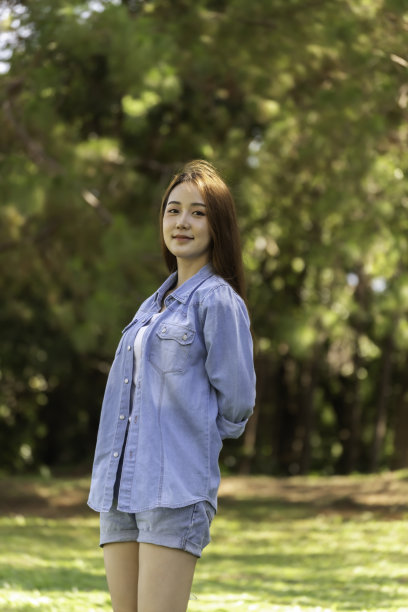 女人们在美丽的后院拿着手机和平板电脑。图片下载