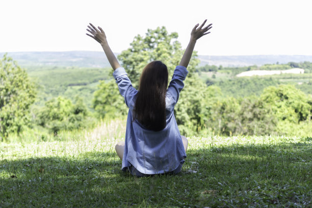 女人们在美丽的后院拿着手机和平板电脑。图片下载