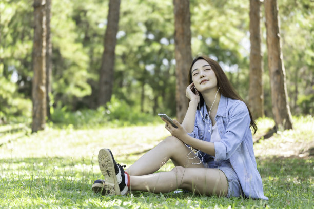 女人们在美丽的后院拿着手机和平板电脑。图片下载