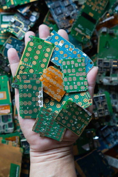 工厂地板上堆积的电子垃圾是等待加工的手机电路板，提取黄金从电子垃圾中分离贵金属。从电子垃圾中提取贵金属图片下载