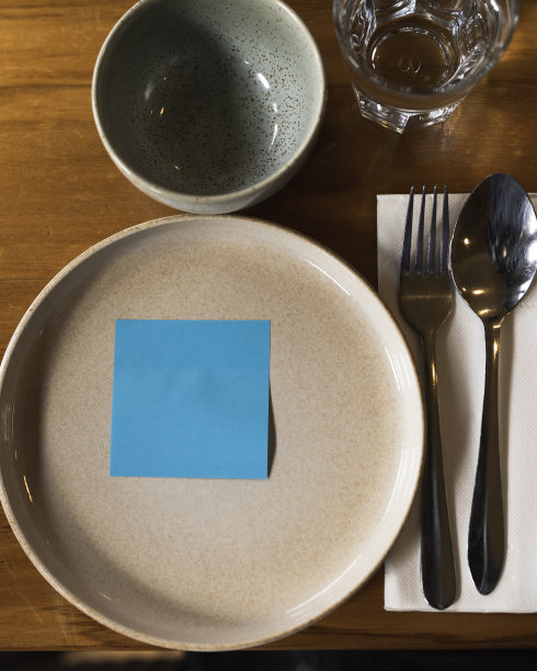 一张蓝色的便利贴贴在餐桌上的盘子上图片下载