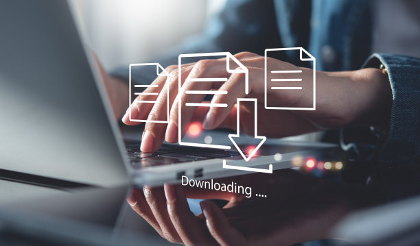 商务人士下载电脑文件或安装笔记本电脑软件，云存储技术，数据备份，网络安全，文件下载图片下载