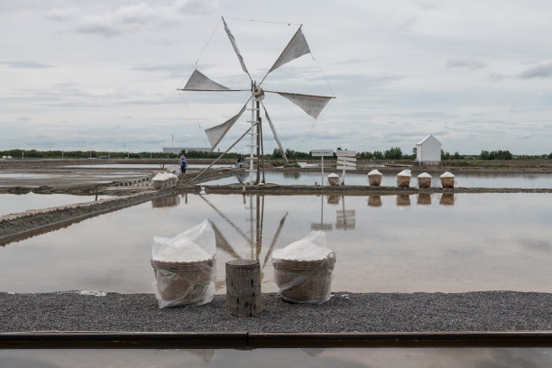 Samut Songkhram，有风车的蒸发池塘农场，篮子里的盐图片下载
