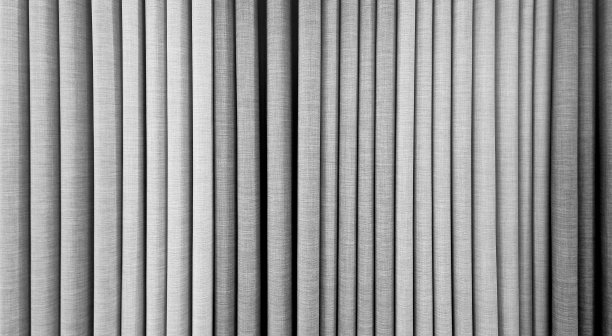 单色的室内装潢面料样品有灰、白、黑三种色调。近距离观察布料目录样品。图片下载