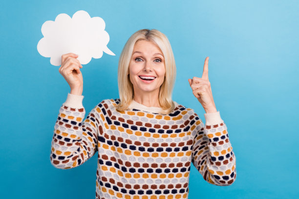 积极的聪明人的照片，手指，手拿空的空间云形卡片孤立在蓝色的背景图片下载