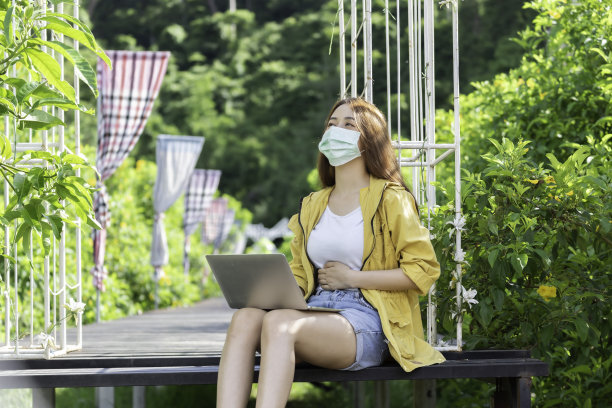 亚洲女商人在工作时有严重的腹痛，孤立的背景，手放在胃上，因为恶心，疼痛的疾病感觉不舒服。疼痛的概念。图片下载