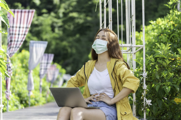 亚洲女商人在工作时有严重的腹痛，孤立的背景，手放在胃上，因为恶心，疼痛的疾病感觉不舒服。疼痛的概念。图片下载