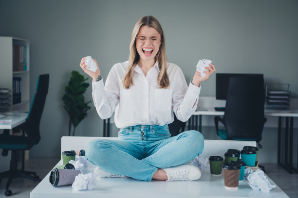 年轻女职员手持皱巴巴的纸的全尺寸照片，现代办公商业中心室内图片下载