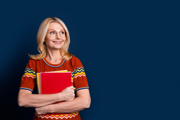 照片中可爱华丽聪明的女人穿着时髦的衣服，在深蓝色的背景上显得空无一物图片下载