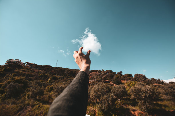 人物对着天空举起双臂照片图片下载