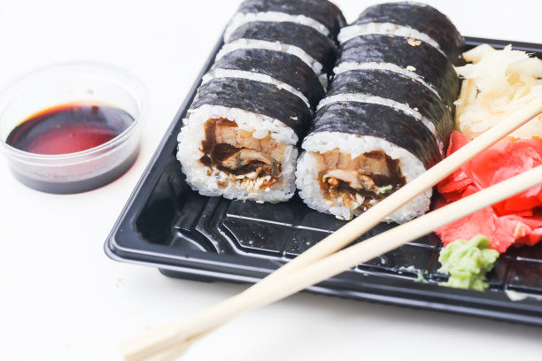 外卖寿司背景。所罗门寿司卷。日本料理以白色为主。寿司盒切割。图片下载