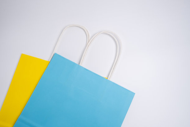 牛皮纸袋在一个浅背景。送货和购物的概念。包装模板模型图片下载