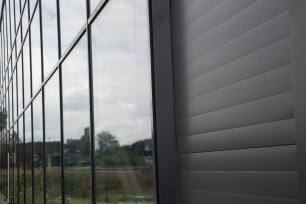 在办公室安装窗膜。防止紫外线辐射图片下载