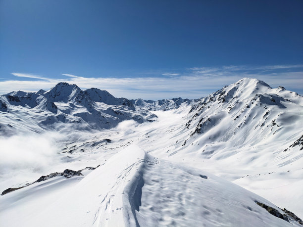 滑雪之旅Baslersch Chopf山和Sentisch角在达沃斯克洛斯特斯山脉之上的弗莱埃拉山口。在一个阳光明媚、美丽的冬日里滑雪登山。Skimo。高质量的照片。图片下载