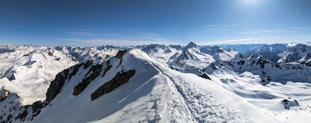 滑雪之旅到弗莱<s:1>埃拉维斯山山顶在达沃斯之上的一个美妙的山地世界。在瑞士达沃斯克洛斯特斯山脉滑雪登山。迅猎兽在白雪覆盖的山上。高质量照片图片下载