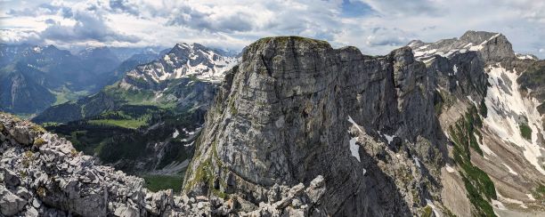 来自布劳恩瓦尔德·格拉鲁斯的ferrata。年轻的男女爬上岩石，爬上艾格斯托克山。在瑞士山区登山。高质量的照片。图片下载
