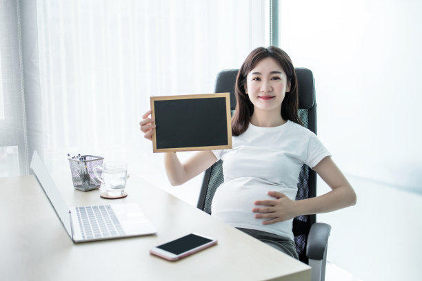 孕妇在笔记本电脑上工作图片下载