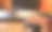人类手指操作电脑无线鼠标的特写图片。图片下载