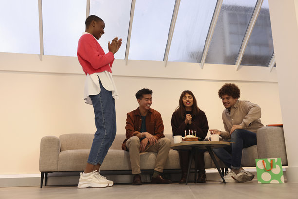 同事在办公室庆祝同事生日图片下载