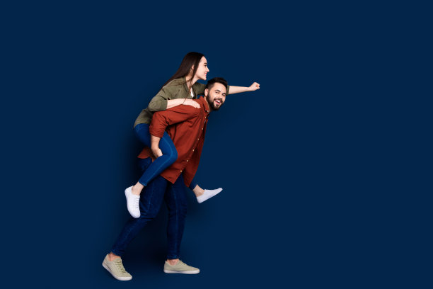 侧面照片欢快的人在时尚的衣服购物促销空白空间孤立在深蓝色的背景图片下载