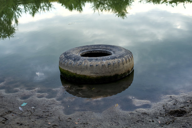 旧卡车轮胎在池塘水里的照片图片下载