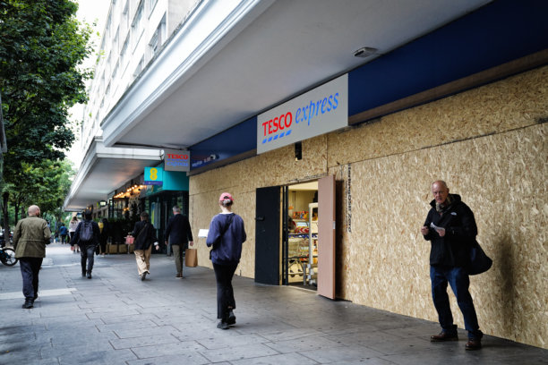 诺丁山附近，乐购覆盖;嘉年华防护措施，胶合板OSB板起来，准备在英国伦敦西部诺丁山嘉年华图片下载