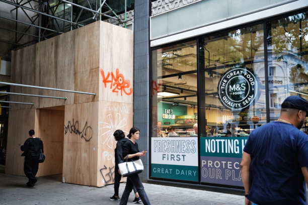 诺丁山附近，玛莎百货(M&S)板上窗户，狂欢节保护措施，胶合板OSB板上，准备诺丁山狂欢节，西伦敦，英国图片下载