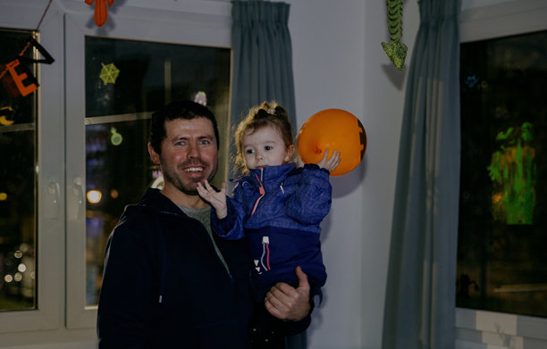 父亲和小女儿庆祝万圣节的照片。图片下载