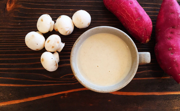 餐桌上的蘑菇拍摄的咖啡高角度照片图片下载