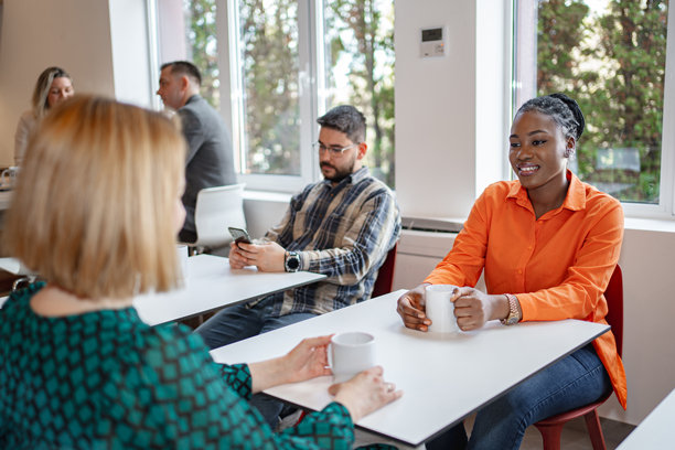商务人士在联合办公空间放松，喝饮料图片下载