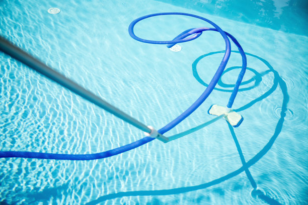 使用自动泳池清洁器清洁泳池图片下载